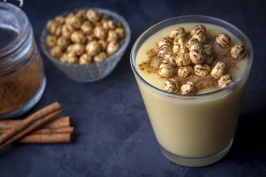 Kızarmış nohut Boza veya Bosa ile geleneksel Türk içeceği