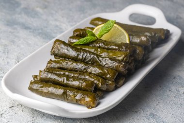 Lezzetli dolma (sarma) dolma yaprağı pilavı. Lübnan Dolma Sarması tabakta. Lübnan Türk mutfağı, Yunan ortadoğu mutfağı. (Türkçe adı: Yaprak sarma)