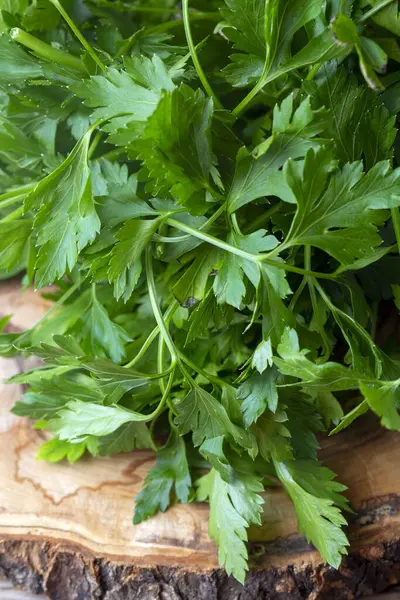 Ahşap arka planda taze maydanoz.