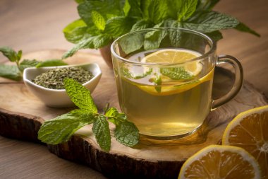 Limonlu ve naneli çay (Türkçe adı; nane limon cayi))