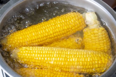 Haşlanmış mısır, yemek konsepti fotoğrafı.