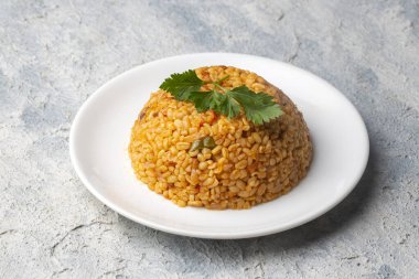 Tabakta domates sosu bulunan geleneksel Türk bulgur pilavı (Türkçe adı; meyhane pilavi))