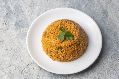 Tabakta domates sosu bulunan geleneksel Türk bulgur pilavı (Türkçe adı; meyhane pilavi))