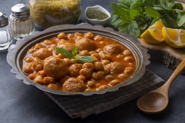 Geleneksel lezzetli Türk yemekleri; Bulgur çorbası (Türkçe adı; Anali Kizli, icli kofte)