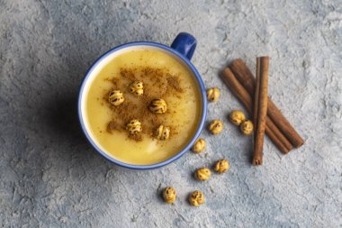 Boza veya Bosa, geleneksel Türk içkisi ve kızarmış nohut.