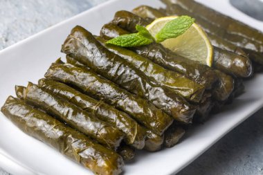 Lezzetli dolma (sarma) dolma yaprağı pilavı. Lübnan Dolma Sarması tabakta. Lübnan Türk mutfağı, Yunan ortadoğu mutfağı. (Türkçe adı: Yaprak sarma)