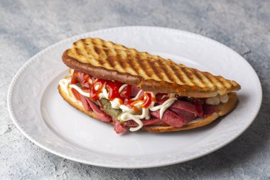 Geleneksel Türk tost sandviçi servisi (Türkçe adı: Ayvalik tostu)