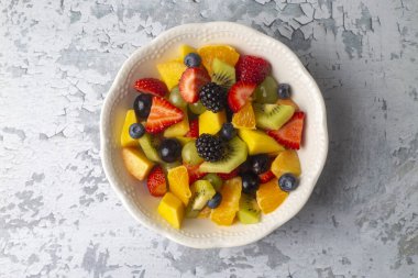 Yaz meyvelerinden yapılmış meyve salatası.