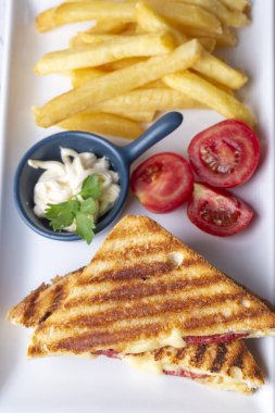 Türk tostu, çedar peyniri, sosis ve jambonla karıştırılmış tost, kızarmış patates (Türk adı Karisik tost))