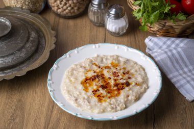 Geleneksel Türk yemekleri, et ve buğdaydan yapılır, lezzetli ramazan yemekleri (Türkçe adı: Keskek;)