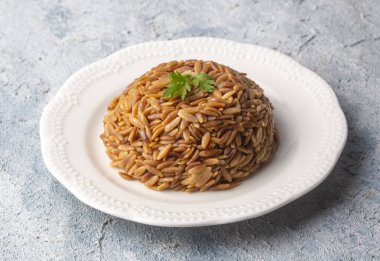 Geleneksel lezzetli Türk yemeği, arpa erişte pilavı (Türkçe adı; Arpa sehriye pilavi)