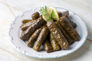 Türk yemekleri; doldurulmuş yapraklar (yaprak sarmasi))