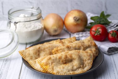 Geleneksel lezzetli Türk yemekleri, tuzlu hamur işlerinde kıyma (Türkçe adı; ci borek veya sigara borek))