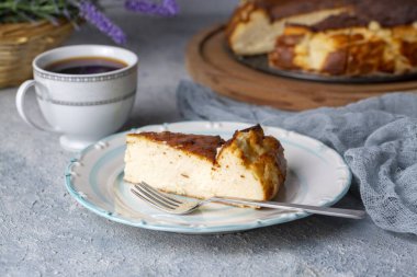 San Sebastian Cheesecake. Fotoğrafı kapat.