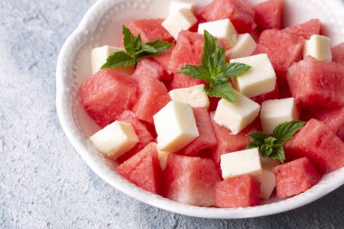 Taze karpuz ve peynirli tabak.