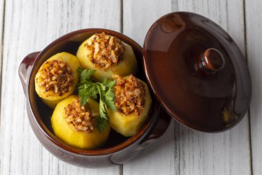 Geleneksel lezzetli Türk yemekleri; doldurulmuş patatesler (Türkçe: Patates dolmasi))