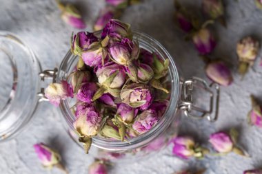 Kuru gül yaprağı çayı.