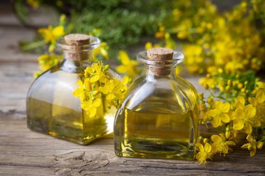 Hipperikum perforatum bitkisinden (Türkçe adı; sari kantaron yagi)