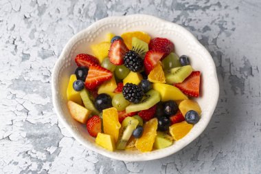 Yaz meyvelerinden yapılmış meyve salatası.