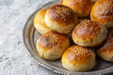 Geleneksel lezzetli el yapımı Türk hamur işi peynirli hamur işi (Türkçe adı: pogaca))