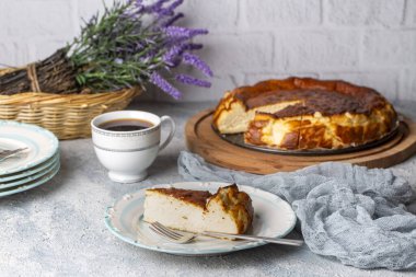 Bask peynirli kek ev yapımı, San Sebastian pastası.