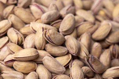 Fıstık (Antep Fistigi). Marketteki organik şam fıstıklarına yakın çekim. Türk pazarı. Sağlıklı yeme kavramı.