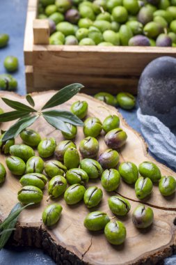 Ev yapımı ezici zeytin yapımı. Taze yeşil zeytinler teker teker kırılıyor. Zeytinleri taşla ezmek. Türk usulü zeytin turşusu hazırlıyorum. (Türkçe adı; kirma zeytin)