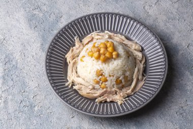 Geleneksel lezzetli Türk yemekleri; Nohutlu pilav ve tavuklu pilav (Türkçe adı: Tavuklu nohutlu pilav))