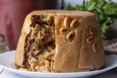 Türk Perde Pilavi. Tavuk, badem ve kuru üzümlü kumaş pilavı. Siirt bölgesinden yerel aromalı pirinç (Türkçe adı; Siirt perde pilavi)