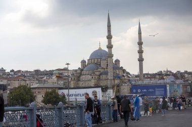 İstanbul - Türkiye, 18 Şubat 2021, Galata Köprüsü 'nde Balıkçı ve Halklar