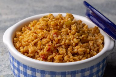 Tabakta domates sosu bulunan geleneksel Türk bulgur pilavı (Türkçe adı; meyhane pilavi))
