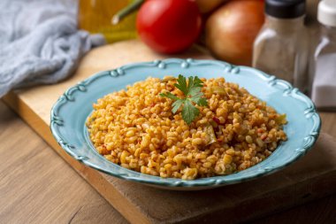 Tabakta domates sosu bulunan geleneksel Türk bulgur pilavı (Türkçe adı; meyhane pilavi))