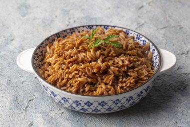 Geleneksel lezzetli Türk yemeği, arpa erişte pilavı (Türkçe adı; Arpa sehriye pilavi)