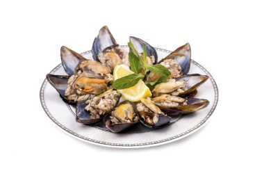 Midye dolmasi, doldurulmuş midye, beyaz arka planda izole edilmiş Türk yemeği. Türk tarzı.