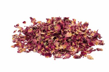 Beyaz arka planda kurumuş gül yaprakları çayı