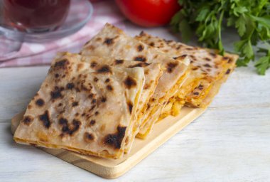 Geleneksel lezzetli Türk yemekleri; Patates Turtası (Türkçe adı; patatesli gozleme - gozleme)