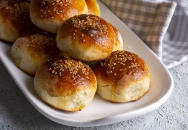 Geleneksel lezzetli el yapımı Türk hamur işi peynirli hamur işi (Türkçe adı: pogaca))