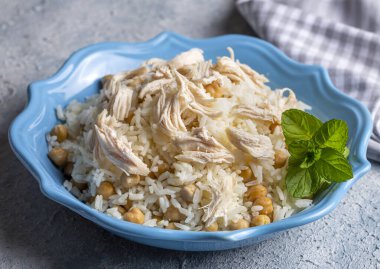 Geleneksel lezzetli Türk yemekleri; Nohutlu pilav ve tavuklu pilav (Türkçe adı: Tavuklu nohutlu pilav))