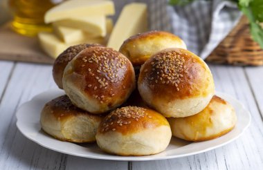 Geleneksel lezzetli el yapımı Türk hamur işi peynirli hamur işi (Türkçe adı: pogaca))