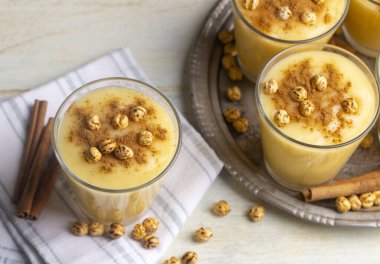 Kızarmış nohut Boza veya Bosa ile geleneksel Türk içeceği