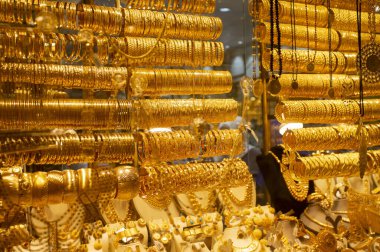 Büyük pazarda satılan altın bilezik..