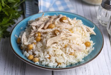 Geleneksel lezzetli Türk yemekleri; Nohutlu pilav ve tavuklu pilav (Türkçe adı: Tavuklu nohutlu pilav))