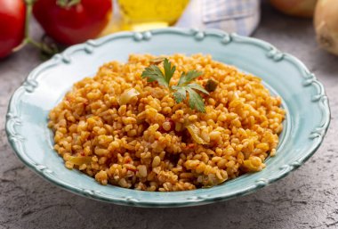 Tabakta domates sosu bulunan geleneksel Türk bulgur pilavı (Türkçe adı; meyhane pilavi))