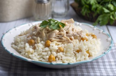 Geleneksel lezzetli Türk yemekleri; Nohutlu pilav ve tavuklu pilav (Türkçe adı: Tavuklu nohutlu pilav))