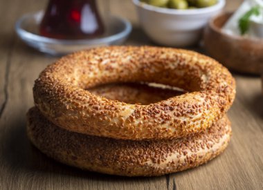 Simit adında bir Türk fast food simidi. Susamlı Türk simidi Simit. Simit geleneksel Türk pastanesidir. Türkçe isim; simit - hayat