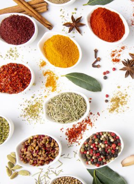 Beyaz arka plan üzerinde çeşitli baharatlar karışık