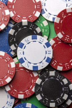 Beyaz arkaplanda poker çipleri