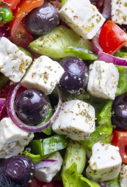 Taze sebze, beyaz peynir ve kalamata zeytin ile Yunan salatası. Sağlıklı gıda.