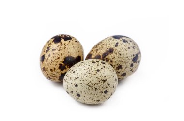 Beyaz arka planda izole edilmiş bıldırcın yumurtaları.