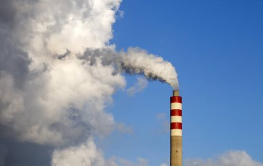 Fabrika baca mavi gökyüzü ve bulutlar duman
